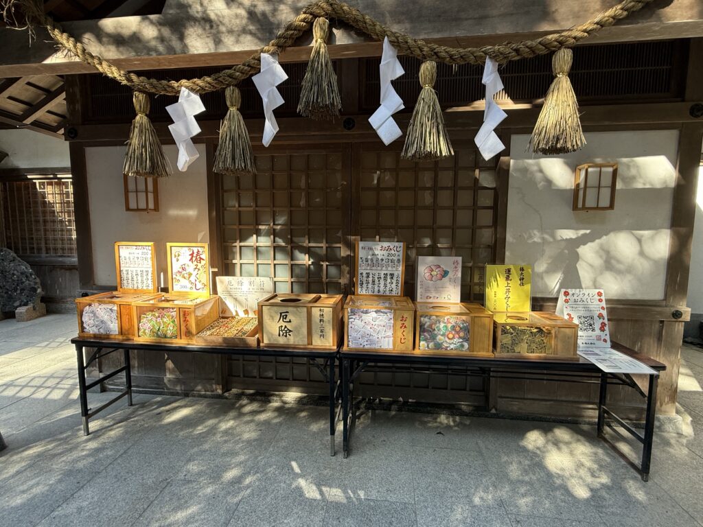 鈴鹿市の「椿大神社」本殿横に設置されている「椿恋みくじ」