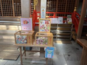 鈴鹿市の「椿岸神社」本殿横に設置されている「椿恋みくじ」と「椿みくじ」