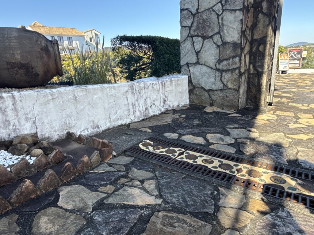 志摩地中海村で見つける「ハートの石」　ヒント２