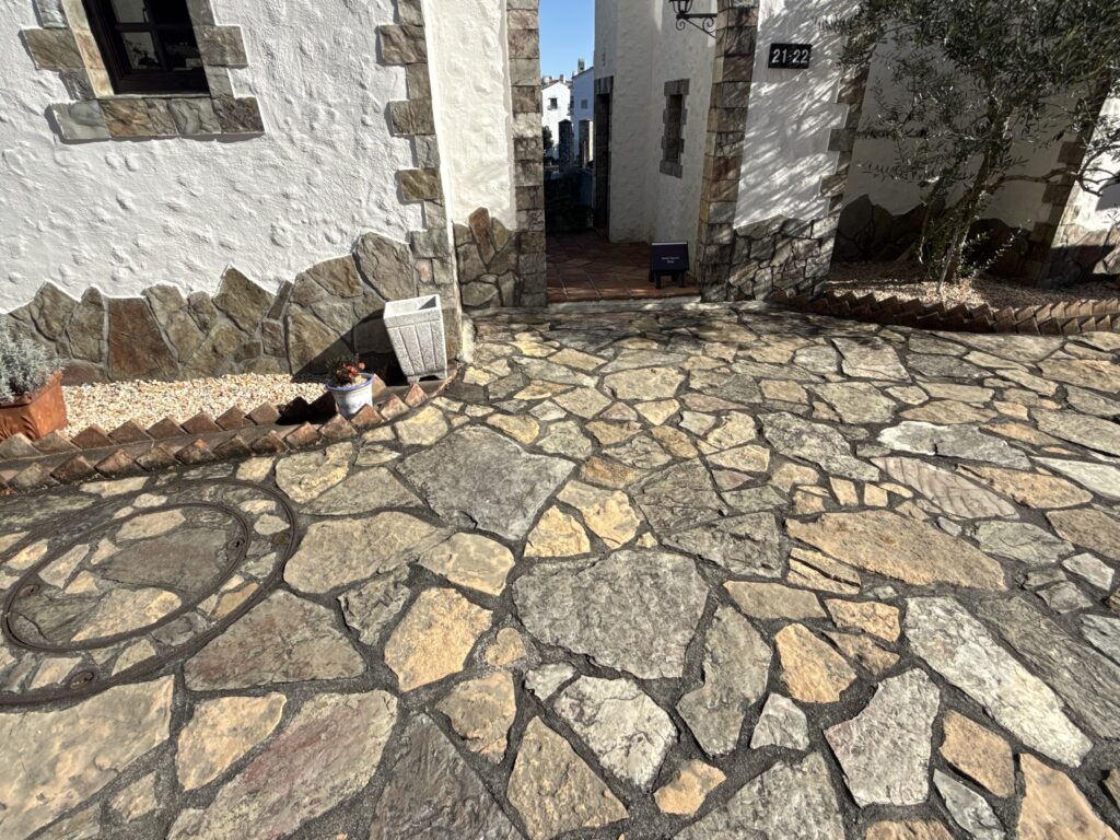 志摩地中海村で見つける「ハートの石」ヒント１