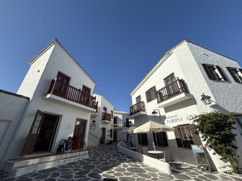 三重県で人気の日帰りデートスポット「志摩地中海村」の雑貨店前