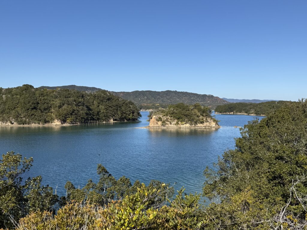 三重県の人気日帰りデートスポット志摩地中海村から見える小島