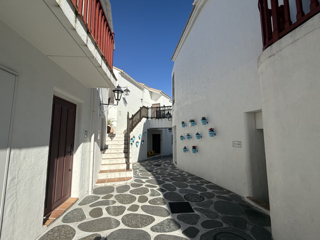 三重県の人気日帰りデートスポット志摩地中海村の宿泊地域