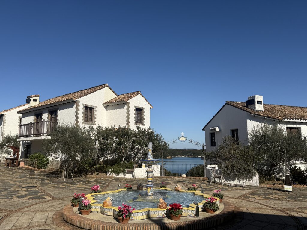 三重県の人気日帰りデートスポット志摩地中海村フロント前