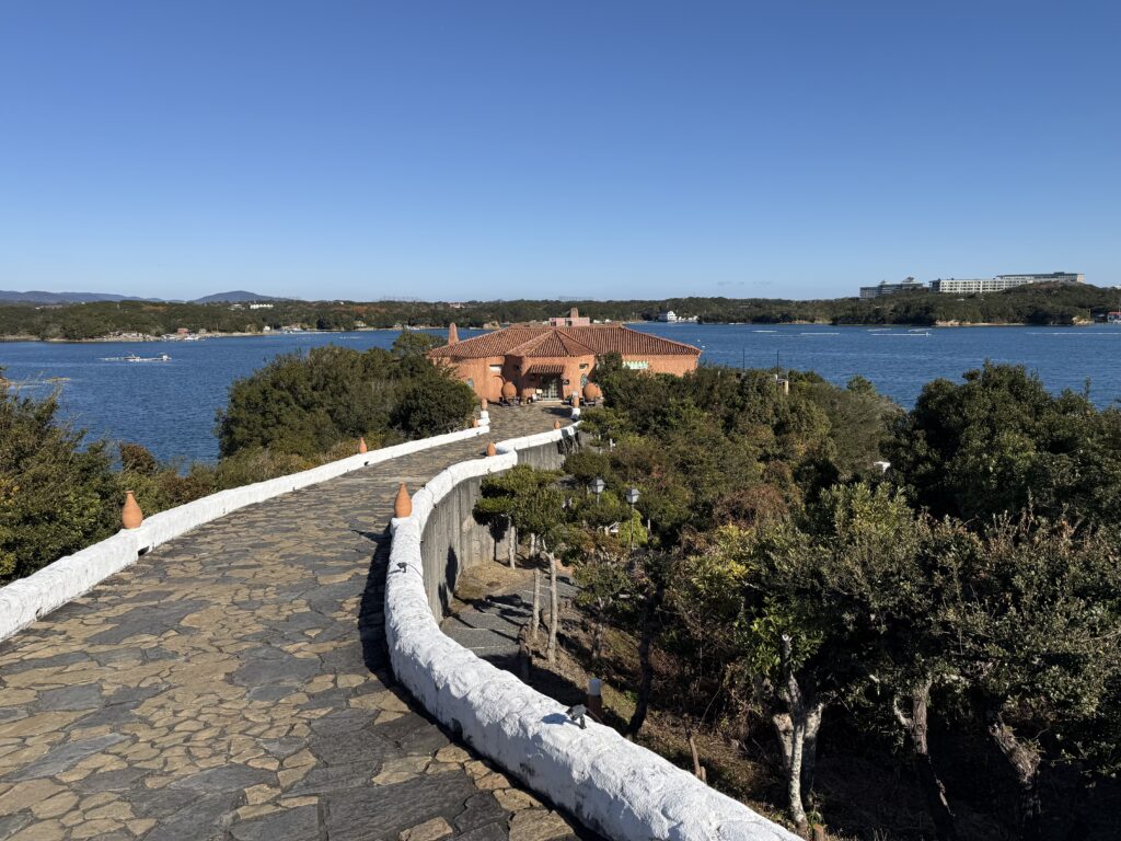 三重県の人気日帰りデートスポット志摩地中海村内のレストラン リアスへ向かう海沿いの散策路