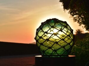 ビン玉ロードの夕日があたるびん玉