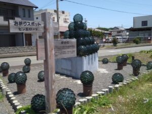 ビン玉ロードの絆の灯モニュメント