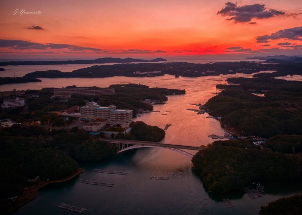 伊勢志摩国立公園の英虞湾と賢島大橋の夕景