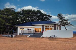 志摩市の安乗埼灯台園地 休憩舎内きんこ芋工房 上田商店カフェ外観