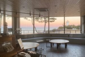 志摩市の安乗埼灯台園地 休憩舎内きんこ芋工房 上田商店カフェ店内