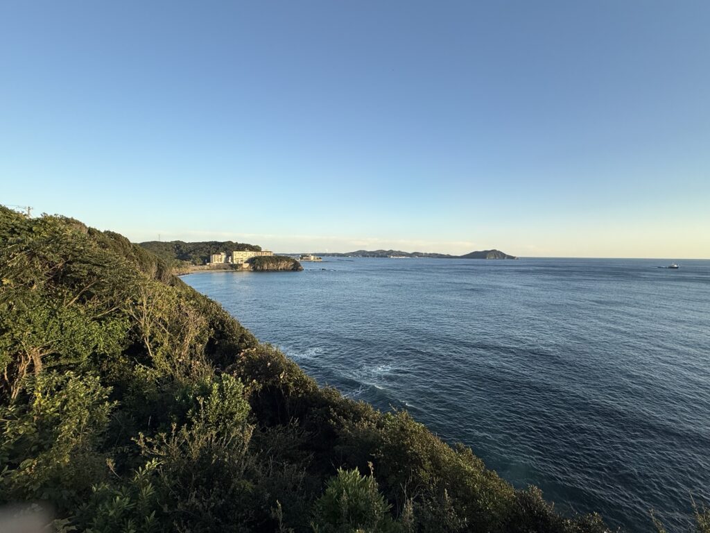 志摩市の磯笛岬展望台から見た夕日があたる英虞湾