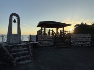 磯笛岬展望台のツバスの鐘と沈む夕日