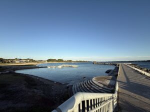 三重県志摩市浜島町のビン玉ロードから浜島海浜公園へ向かう海岸沿いの道