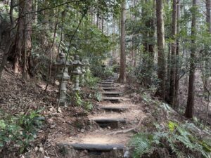 天の岩戸（恵利原の水穴）から「猿田彦の祠」「風穴」へ向かう山道