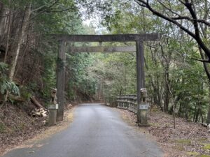 天の岩戸（恵利原の水穴）の「ニの鳥居」