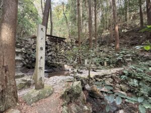 天の岩戸（恵利原の水穴）の禊滝