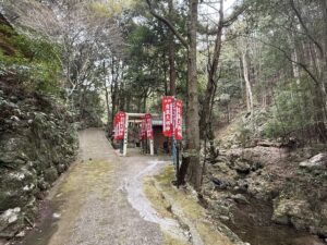 山の中にひっそり佇む神社 彦瀧大明神