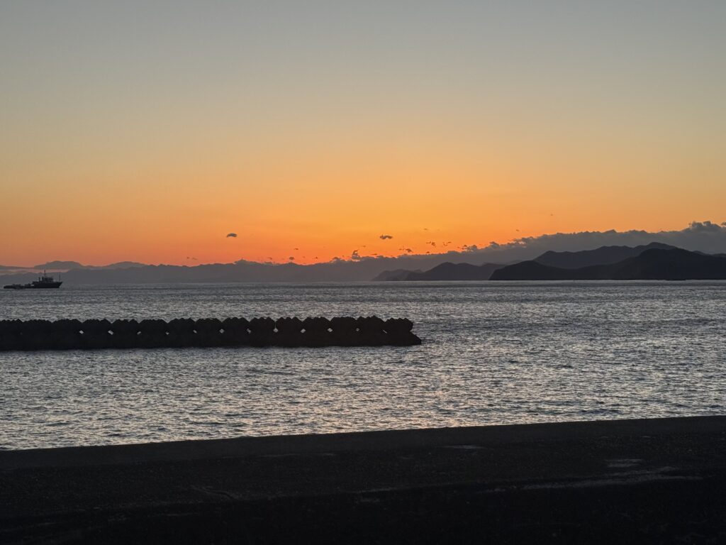 志摩市の絶景デートスポット！ビン玉ロード・目戸山海岸から見た海の夕日！