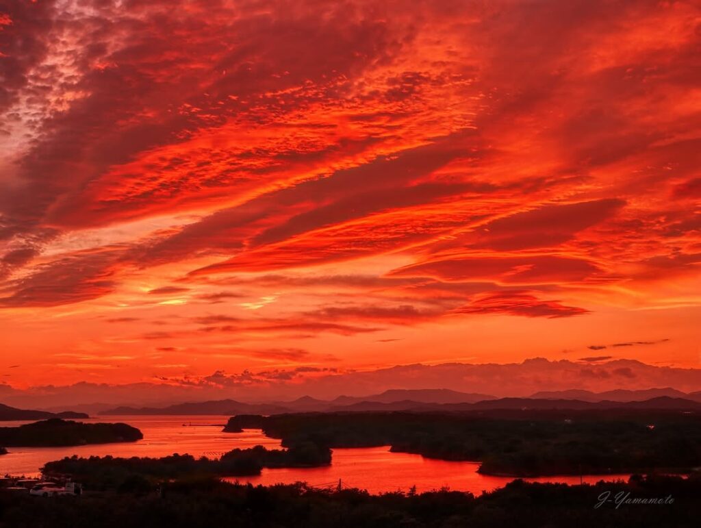 桐垣展望台（ともやま公園内）から見る志摩市の英虞湾の海の夕日