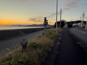 海岸沿いのビン玉ロード
