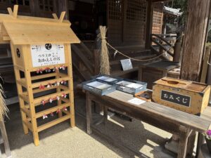 伊奈富神社のつり上げ守り・みくじのおかえしの宮