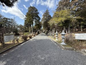 伊奈富神社の境内➀