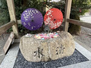 彌都加伎神社の花手水と和傘