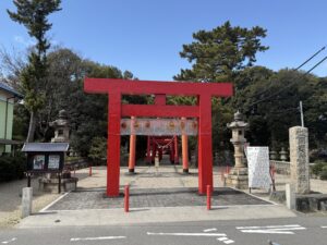 海山道駅側の海山道神社の鳥居