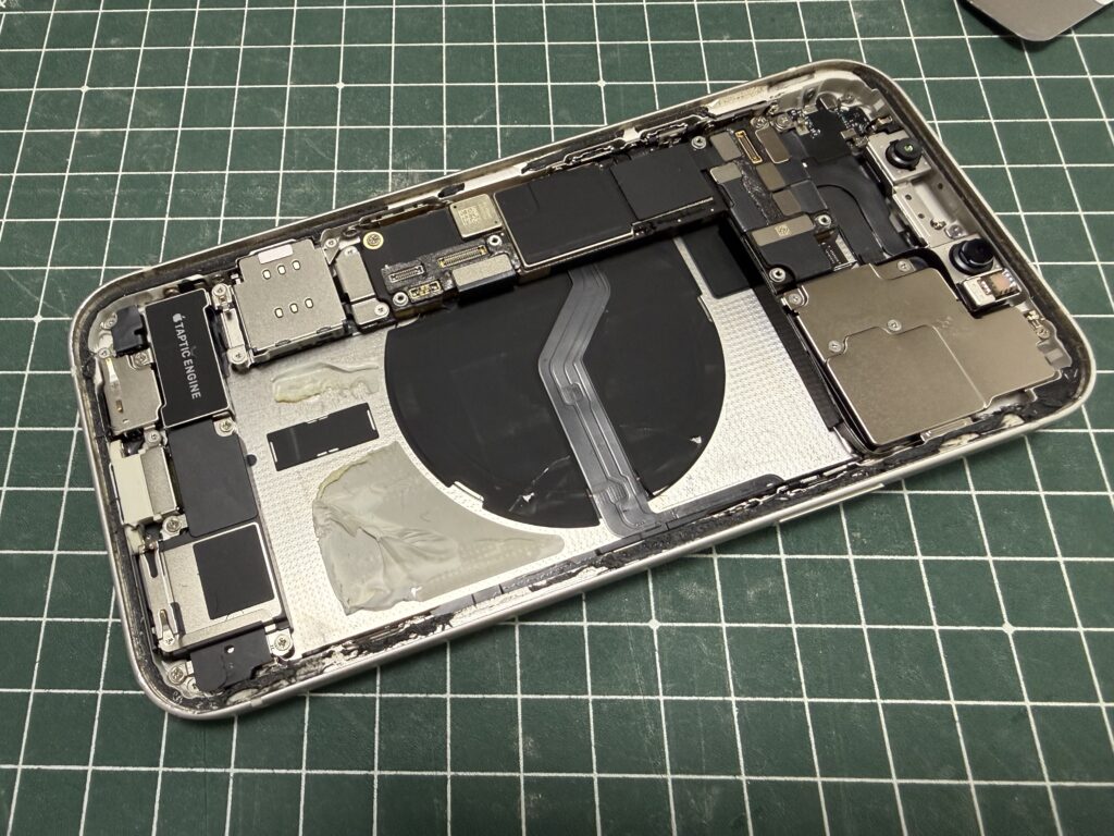 iPhone12からバッテリーを外した基盤