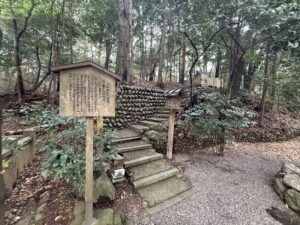 玉城町の田丸神社の境内にある浅間神社へ続く階段