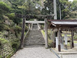 玉城町の田丸神社本殿へ向かう階段