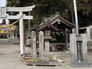 都波岐奈加等神社の鳥居前に並ぶ都波岐神社と奈加等神社の2つの石碑