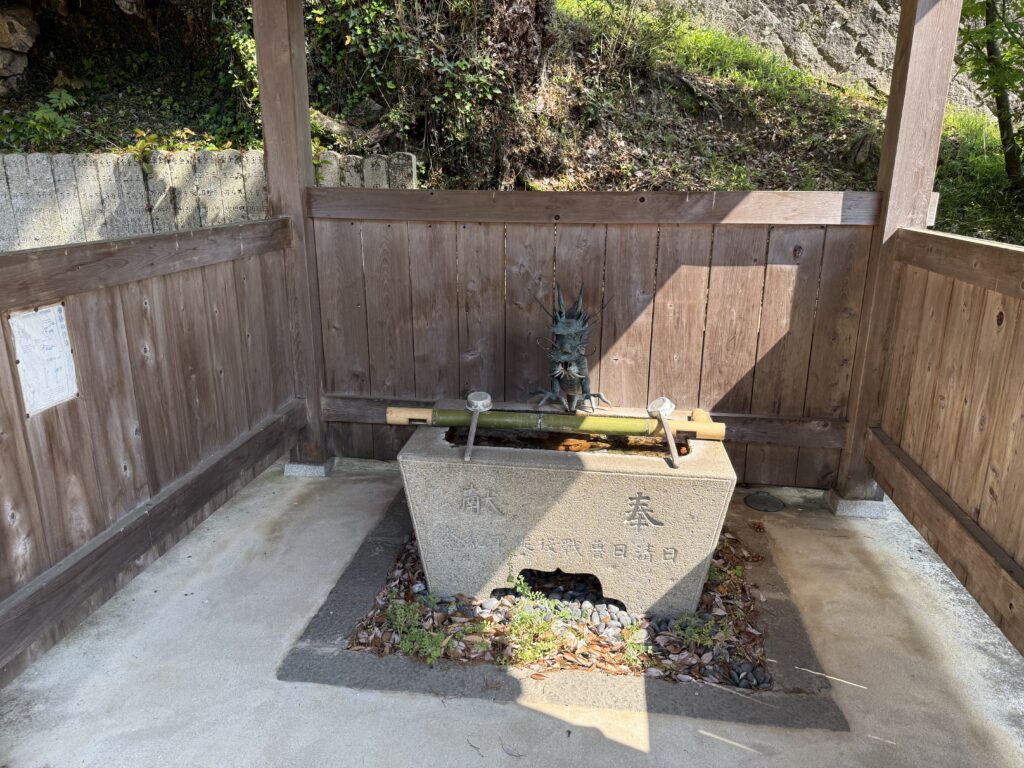 名張市の国津神社の手水舎