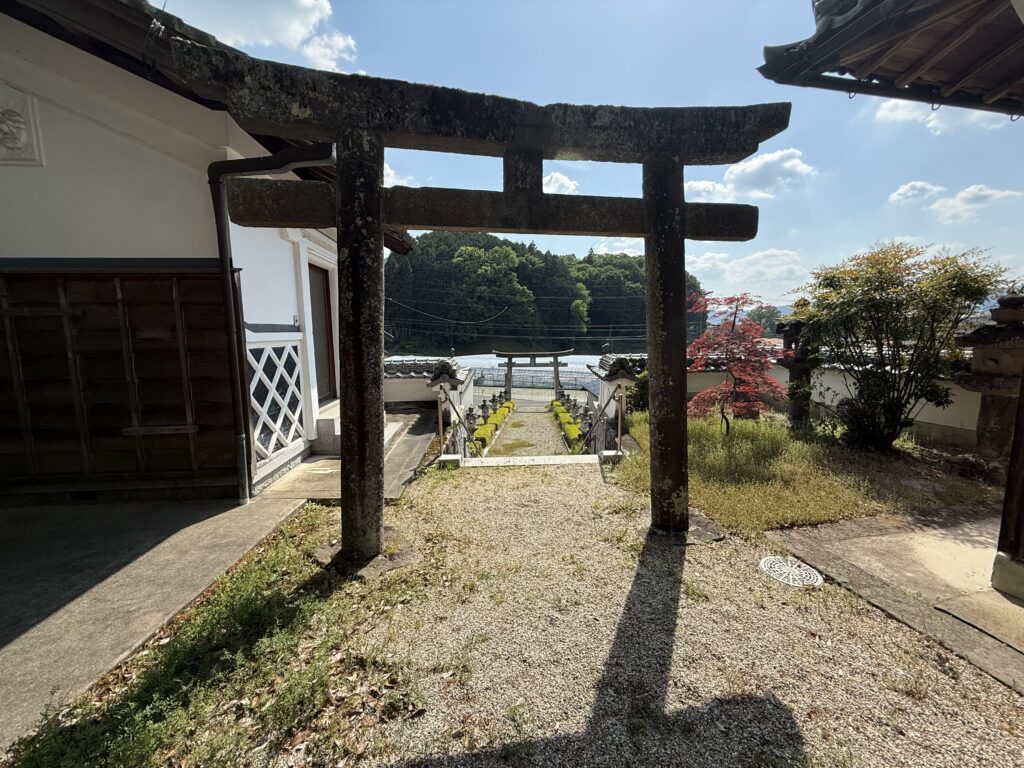 名張市の国津神社境内から見た鳥居