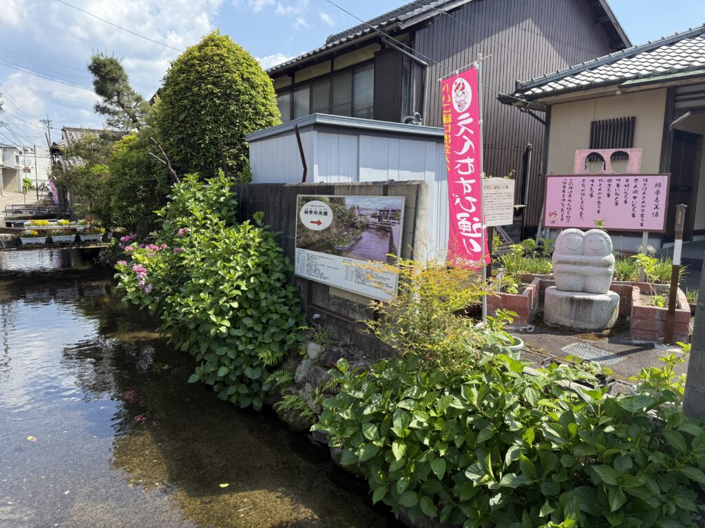 名張市の縁夢寿美像前の城下川