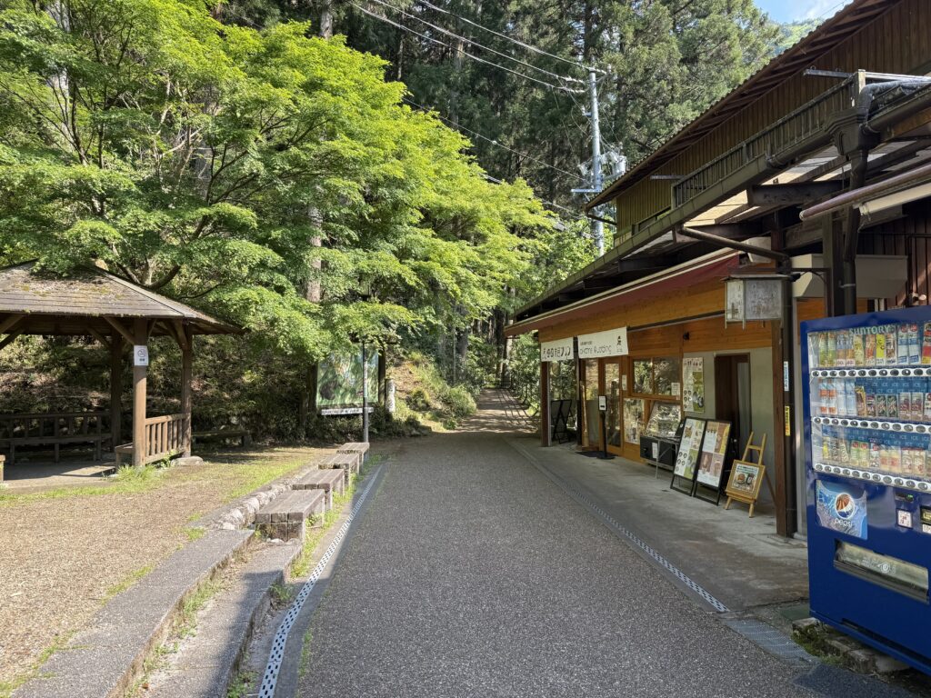 赤目四十八滝へ続く参道