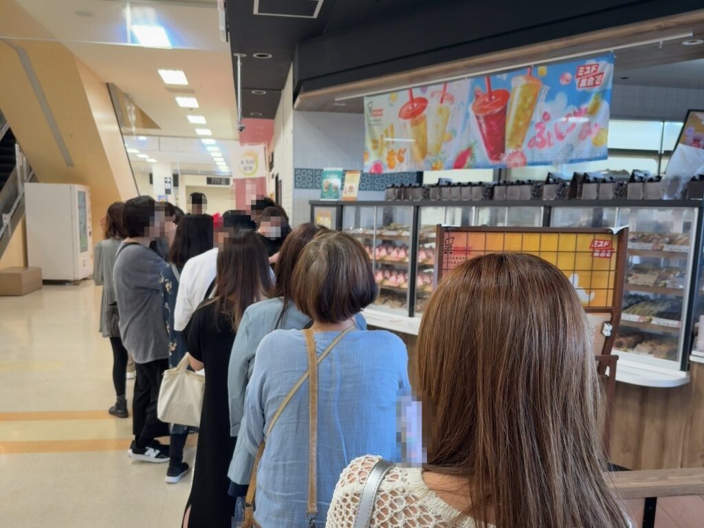 ミスタードーナツ伊勢ララパークショップにて「もっちゅりん」を買う為に並ぶ行列