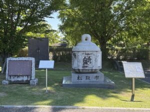 松阪農業公園ベルファームの駐車場にある鈴のモニュメント