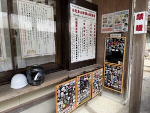 あたまの神様「頭之宮四方神社」ライダーのステッカー