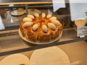 伊勢市でケーキやお菓子が人気のカフェカンパーニュのショーケース中のいちじくタルト
