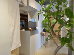 伊勢市で人気の手打ち蕎麦屋「柿右衛門」の店内
