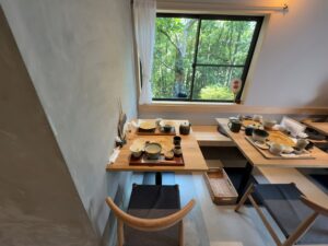 伊勢市で人気の手打ち蕎麦屋「柿右衛門」の店内2