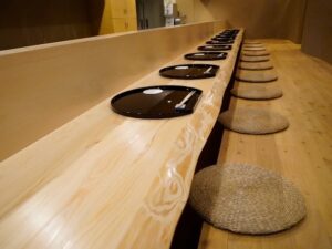 伊勢市の日本料理店「つむぐ」の店内