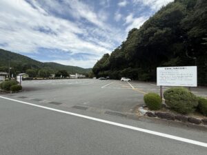 伊勢神宮 内宮・皇大神宮の別宮「瀧原宮」の大駐車場（道の駅きつつき館前）