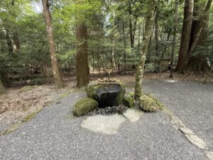 伊勢神宮 内宮・皇大神宮の別宮「瀧原宮」の宿衛屋前の手水舎