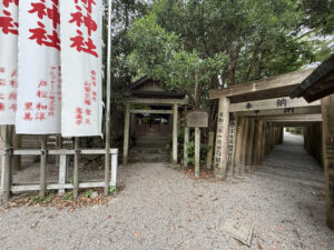 伊勢神宮外宮宮域内で撫で牛で学業成就を願う茜社・茜牛天神