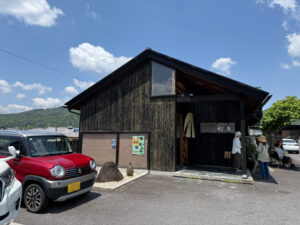 伊賀市の有名蕎麦屋「そば松尾」で並ぶ人達