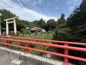 宮前橋から見た頭之宮四方神社