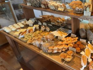 志摩市の人気パン屋 Maki's Bakery（マキズベーカリー）の店内に陳列されているパン