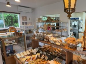 志摩市の人気パン屋 Maki's Bakery（マキズベーカリー）の店内に陳列されているパン2